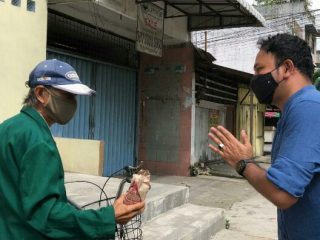 Pemberlakuan Pembatasan Kegiatan Masyarakat (PPKM) darurat berdampak pada ekonomi warga. Atas hal itu, KNPI Sumut lakukan bakti sosial di sejumlah titik di Kota Medan, Jumat (16/7/2021).