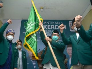 Ketua PD Al Washliyah Medan Abdul Hafiz Harahap mengibarkan pataka organisasi usai pelantikan pengurus oleh Ketua PW Al Washliyah Sumut Dedi Iskandar.