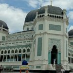 Masjid Raya Al Mashun yang terletak di Jalan Sisingamangaraja Medan tetap menggelar Salat Idul Adha secara berjamaah