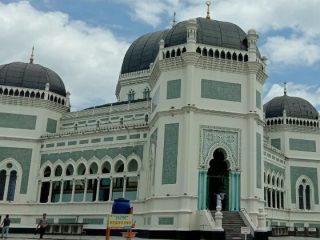 Masjid Raya Al Mashun yang terletak di Jalan Sisingamangaraja Medan tetap menggelar Salat Idul Adha secara berjamaah