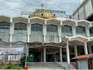 Badan Kenaziran Masjid (BKM) Masjid Agung memutuskan untuk tetap menggelar Salat Idul Adha 1442 H pada Selasa (20/7/2021) esok.