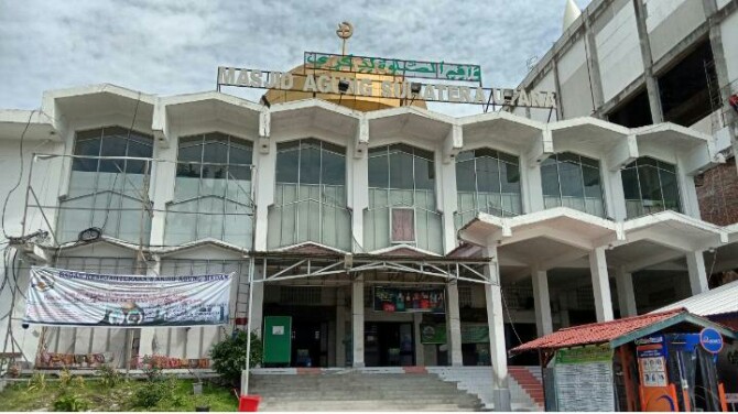 Badan Kenaziran Masjid (BKM) Masjid Agung memutuskan untuk tetap menggelar Salat Idul Adha 1442 H pada Selasa (20/7/2021) esok.