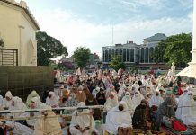 Ribuan jemaah mengikuti Salat Idul Adha 1442 H di Masjid Raya Al Mashun Medan, Selasa (20/7/2021). Para jemaah mengikuti salat dengan mengikuti protokol kesehatan ditengah pandemi Covid-19.
