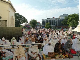 Ribuan jemaah mengikuti Salat Idul Adha 1442 H di Masjid Raya Al Mashun Medan, Selasa (20/7/2021). Para jemaah mengikuti salat dengan mengikuti protokol kesehatan ditengah pandemi Covid-19.