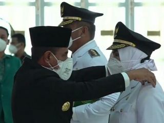 Gubernur Sumatera Utara (Sumut) Edy Rahmayadi melantik Jafar Sukhairi Nasution dan Atika Azmi Utammi sebagai Bupati/Wakil Bupati Mandailing Natal (Madina) di Aula Tengku Rizal Nurdin Jalan Jenderal Sudirman Medan, Kamis (22/7/2021).