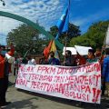 Puluhan mahasiswa melakukan aksi di depan kantor Walikota Medan, Jalan Kapten Maulana Lubis, Jumat (23/7/2021). Massa aksi menolak perpanjangan Pemberlakuan Pembatasan Kegiatan Masyarakat (PPKM) di Kota Medan.