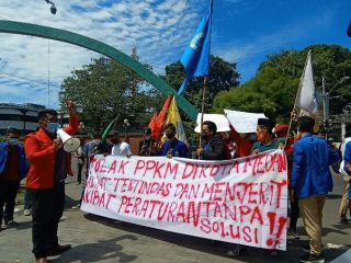 Puluhan Mahasiswa Demo Kantor Walikota Medan Tolak Perpanjangan PPKM