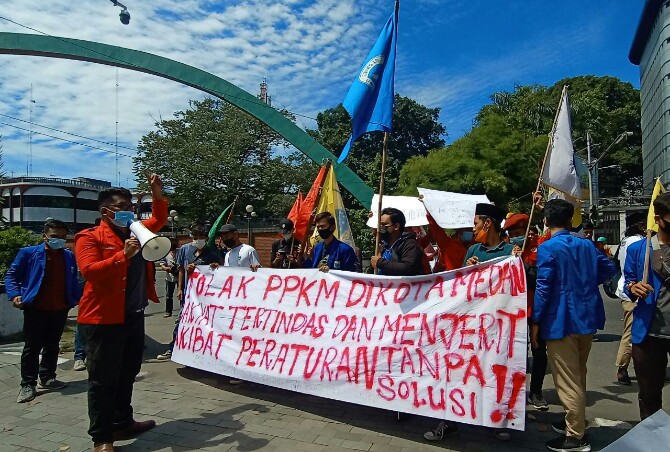 Puluhan mahasiswa melakukan aksi di depan kantor Walikota Medan, Jalan Kapten Maulana Lubis, Jumat (23/7/2021). Massa aksi menolak perpanjangan Pemberlakuan Pembatasan Kegiatan Masyarakat (PPKM) di Kota Medan.