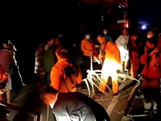 Personil Rescuer Pos Pencarian dan Pertolongan Parapat (Danau Toba) berhasil mengevakuasi Renol Siahaan (24) usai mengalami kecelakaan tunggal hingga terjatuh ke jurang tepatnya di dekat Jembatan Sera- Sera Kecamatan Girsang, Kamis (23/7/2021).