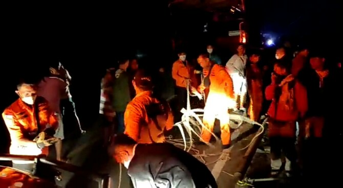 Personil Rescuer Pos Pencarian dan Pertolongan Parapat (Danau Toba) berhasil mengevakuasi Renol Siahaan (24) usai mengalami kecelakaan tunggal hingga terjatuh ke jurang tepatnya di dekat Jembatan Sera- Sera Kecamatan Girsang, Kamis (23/7/2021).