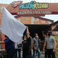Pekerja kuliner malam di Kota Medan secara serentak memasang bendera putih di sejumlah tempat kuliner malam.