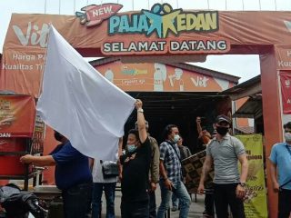 Pekerja kuliner malam di Kota Medan secara serentak memasang bendera putih di sejumlah tempat kuliner malam.