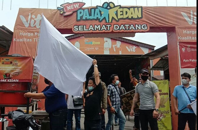 Pekerja kuliner malam di Kota Medan secara serentak memasang bendera putih di sejumlah tempat kuliner malam.