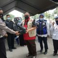Ketua DPRD Provinsi Sumatera Utara yang juga Ketua Badan Penanggulangan Bencana (BAGUNA) PDI Perjuangan Sumut, Drs Baskami Ginting menyerahkan vitamin dan beras kepada tukang becak, penyapu jalan dan satpam perumahan.