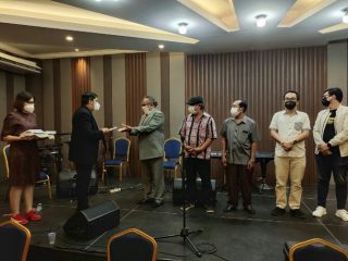 Andre Jeffri Irianta Sebayang patut berbangga dengan kelulusannya dari Program Studi (Prodi) Magister Penciptaan dan Pengkajian Seni Universitas Sumatera Utara (USU) usai menggelar pertunjukan di Gereja Bethel Indonesia (GBI) Rumah Persembahan Jalan Jamin Ginting, Medan, Selasa (28/7/2021).