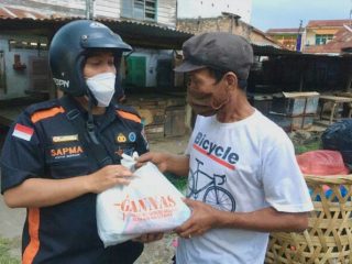 Satuan Pelajar Mahasiswa Gerakan Anti Narkotika Nasional (Sapma Gannas) Kota Medan membagikan sebanyak 500 paket sembako kepada Pedagang Kaki lima (PKL) yang terkena dampak Pemberlakuan Pembatasan Kegiatan Masyarakat (PPKM) di beberapa titik Kota Medan, Rabu (28/07/2021)