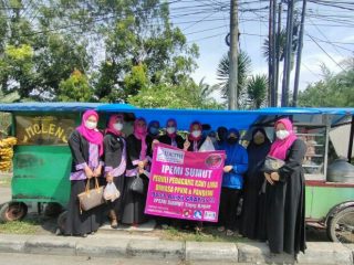 Ikatan Pengusaha Muslimah Indonesia (IPEMI) Sumatera Utara (Sumut) melakukan aksi peduli Pedagang Kaki Lima (PKL), Kamis (29/7/2021)