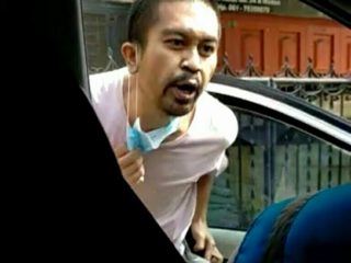 Sebuah video yang memperlihatkan perlakuan tak menyenangkan oleh seorang pelanggan terhadap petugas PLN viral di media sosial.