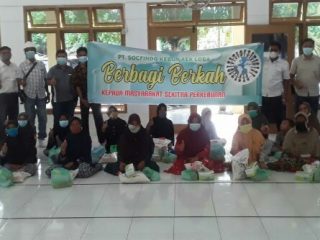 PT Socfindo Kebun Aek Loba, Kecamatan Aek Kuasan, Kabupaten Asahan berbagi kepada warga sekitar melalui program Jumat Berkah (30/7/2021).