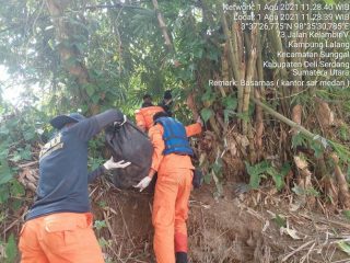 Jasad seorang remaja bernama Rendi (12), warga Perumahan Sri Gunting Desa Sei Beras Sekata Kecamatan Sunggal Kabupaten Deli Serdang yang hilang beberapa hari yang lalu akhirnya bisa ditemukan, Minggu (1/8/2021).