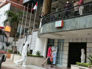 Pemkot Medan mulai mengoperasikan lokasi isolasi terpusat bagi warga Kota Medan yang terpapar Covid-19 dengan gejala ringan maupun OTG di eks Hotel Soechi, Jalan Cirebon Medan, Minggu (1/8/2021).
