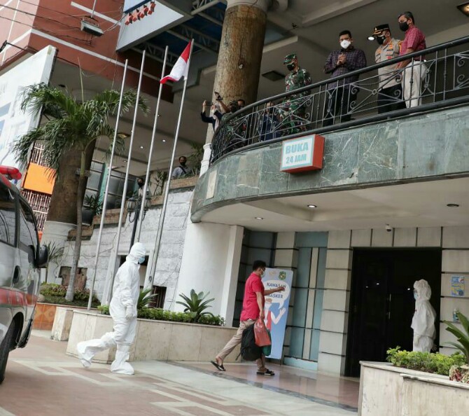 Pemkot Medan mulai mengoperasikan lokasi isolasi terpusat bagi warga Kota Medan yang terpapar Covid-19 dengan gejala ringan maupun OTG di eks Hotel Soechi, Jalan Cirebon Medan, Minggu (1/8/2021).