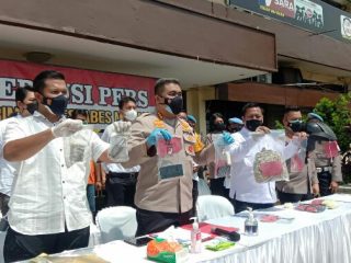 Polisi akhirnya berhasil mengungkap pelaku penyiraman Persada Bhayangkara Sembiring (PSB), wartawan media online lokal di Medan yang disiram air keras beberapa waktu lalu. Dalam kasus ini, polisi menetapkan 5 orang tersangka.
