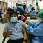 Rumah Sakit Umum Pusat Haji Adam Malik (RSUP HAM) mulai melakukan vaksinasi dosis ketiga atau vaksinasi booster Covid-19 bagi para tenaga kesehatan (nakes) di lingkungan rumah sakit vertikal Kementerian Kesehatan RI itu, sejak Senin (2/8/2021).