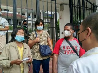 Sebanyak 4 orang warga Kecamatan Medan Polonia mendatangi balai Kota Medan di Jalan Kapten Maulana Lubis, Rabu (4/8/2021)