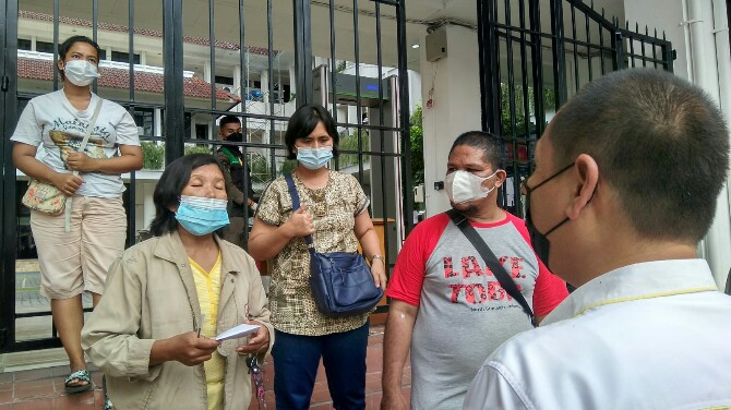 Sebanyak 4 orang warga Kecamatan Medan Polonia mendatangi balai Kota Medan di Jalan Kapten Maulana Lubis, Rabu (4/8/2021)