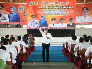 Gubernur Sumatera Utara Edy Rahmayadi menunjukkan komitmennya membangun desa di Sumut dengan kerap turun ke daerah. Edy pun tak sungkan untuk berdikusi langsung dengan jajaran kepala desa (kades) di kabupaten.