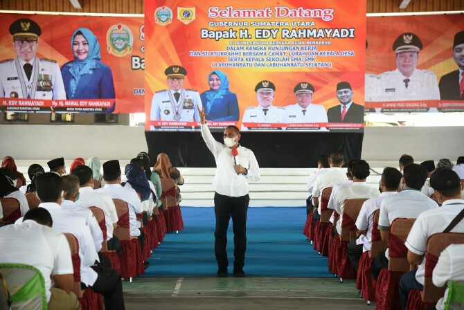 Gubernur Sumatera Utara Edy Rahmayadi menunjukkan komitmennya membangun desa di Sumut dengan kerap turun ke daerah. Edy pun tak sungkan untuk berdikusi langsung dengan jajaran kepala desa (kades) di kabupaten.