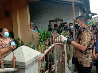 Pemerintah Kota (Pemko) Medan melakukan isolasi terhadap lingkungan 23 Kelurahan Mangga Kecamatan Medan Tuntungan. Isolasi dilakukan karena ada warga di 9 rumah yang dinyatakan positif Covid-19.