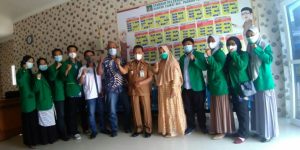 Tim Monitoring KKN UIN Sumut bersama mahasiswa KKN dan Camat Padang Tualang, Ramlan Effendi.