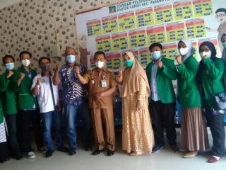 Tim Monitoring KKN UIN Sumut bersama mahasiswa KKN dan Camat Padang Tualang, Ramlan Effendi.