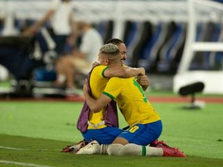 Striker Brazil, Richarlison, merayakan medali emas Olimpiade 2020 dengan rekannya usai mengalahkan Spanyol 2-1. (cbf_futebol/kaldera)