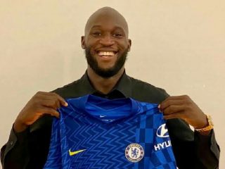 Romelu Lukaku resmi kembali ke Chelsea pasca proses transfernya dari Intermilan rampung, Kamis (12/8/2021) tengah malam. Pemain berpaspor Belgia itu dikontrak sampai 2026.