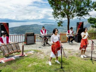 SMA Unggul Del menggelar penampilan seni virtual dengan tema "Nada untuk Cinta" dalam rangka hari ulang tahun (HUT) Yayasan Del ke-20. Penampilan ini dilakukan oleh siswa- siswi SMA Unggul Del.