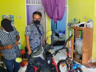 Tim Densus 88 Antiteror Mabes Polri juga mengamankan seorang pria berinisial DI di Jalan Kol Yos Sudarso, Gang Aisyah, Lingkungan IX Kelurahan Cengkeh Turi, Kecamatan Binjai Utara, Jumat (13/8/2021) siang sekira pukul 11.34 WIB.