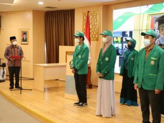 Sebanyak 6.407 mahasiswa UIN Sumatera Utara (Sumut) yang baru saja melakukan Kuliah Kerja Nyata (KKN) di masyarakat dilantik Rektor UIN Sumut Prof Dr Syahrin Harahap sebagai kader Moderasi Beragama dan Islam Wasathiyah di Sumut, kemarin.