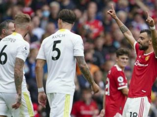 Hattrick Bruno Fernandes ke gawang Leeds United pada laga pembuka EPL 2021/2022, membuat Manchester United pesta gol di Stadion Old Trafford, Sabtu (14/8/2021). The Red Devils menang 5-1.