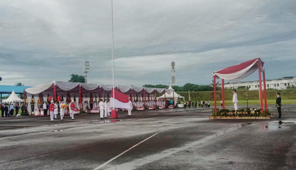 Wakil Gubernur Sumatera Utara (Sumut) Musa Rajekshah memimpin upacara pengibaran bendera merah putih dalam rangka memperingati HUT ke-76 RI di Pangkalan Udara (Lanud) Soewondo, Selasa (17/8/2021).