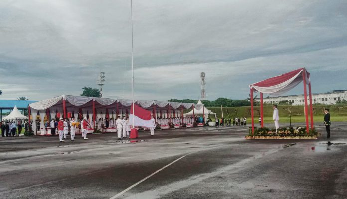 Wakil Gubernur Sumatera Utara (Sumut) Musa Rajekshah memimpin upacara pengibaran bendera merah putih dalam rangka memperingati HUT ke-76 RI di Pangkalan Udara (Lanud) Soewondo, Selasa (17/8/2021).