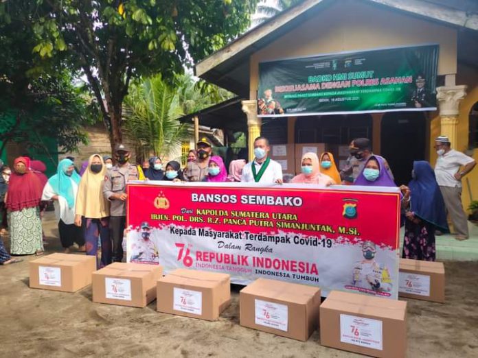 Badan Koordinasi Himpunan Mahasiswa Islam (Badko HMI) Sumatera Utara (Sumut) membagikan sembako kepada masyarakat terdampak Covid-19 di Desa Rakyat Tua Kecamatan Pulau Rakyat Kabupaten Asahan, Senin (16/8/2021).