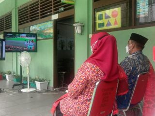 Orangtua dan guru di SMA Swasta Harapan Medan di Jalan Imam Bonjol menggelar nonton bareng (nobar) Upacara peringatan HUT RI ke-76 di Istana Negera, Selasa (17/8/2021).