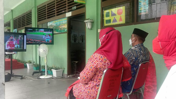 Orangtua dan guru di SMA Swasta Harapan Medan di Jalan Imam Bonjol menggelar nonton bareng (nobar) Upacara peringatan HUT RI ke-76 di Istana Negera, Selasa (17/8/2021).