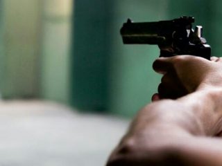 Seorang polisi yang bertugas di Direktorat Reserse Narkoba Polda Sumatera Utara (Sumut), Aiptu Josmer Samsuardi Manurung (44) tewas ditembak saudaranya sendiri.