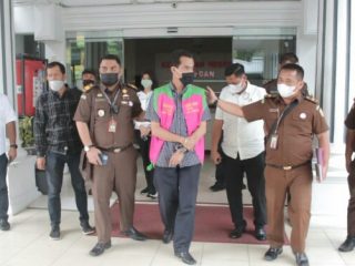 Kejaksaan Negeri (Kejari) Medan menerima penyerahan tersangka dan barang bukti (tahap II) mantan pejabat Perusahaan Daerah (PD) Pasar Kota Medan dari penyidik Polda Sumatera Utara (Sumut), Rabu (18/8/2021).