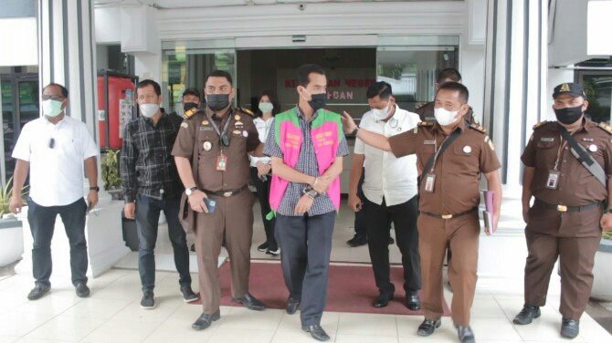 Kejaksaan Negeri (Kejari) Medan menerima penyerahan tersangka dan barang bukti (tahap II) mantan pejabat Perusahaan Daerah (PD) Pasar Kota Medan dari penyidik Polda Sumatera Utara (Sumut), Rabu (18/8/2021).