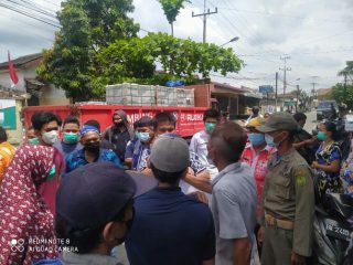 Sejumlah pelaku usaha di Jalan Karet Raya, khususnya yang berada di Lingkungan 7 dan 9 keberatan dilakukan kembali penyekatan ketat di Jalan Karet Raya simpang Jalan Sawit Raya, Perumnas Simalingkar, Kelurahan Mangga, Kecamatan Medan Tuntungan, Kamis (19/8/2021).